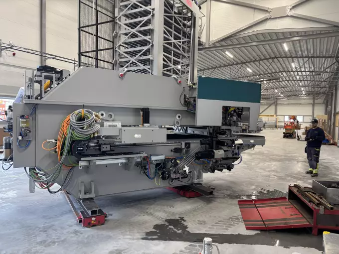 Bauarbeiter montiert Wandpaneele während der Erweiterung der VEAB-Produktionsräume in Hässleholm.